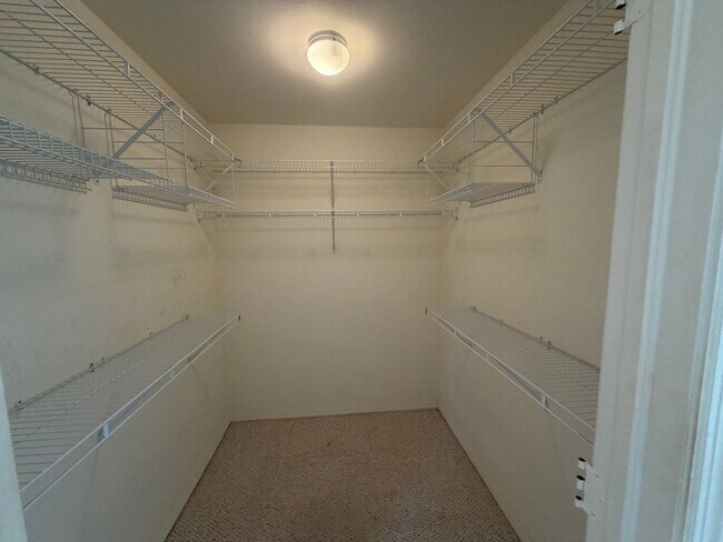 Building Photo - 330 Robin Hood Cir