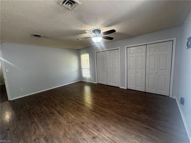 Building Photo - 4033 Foxwood Dr