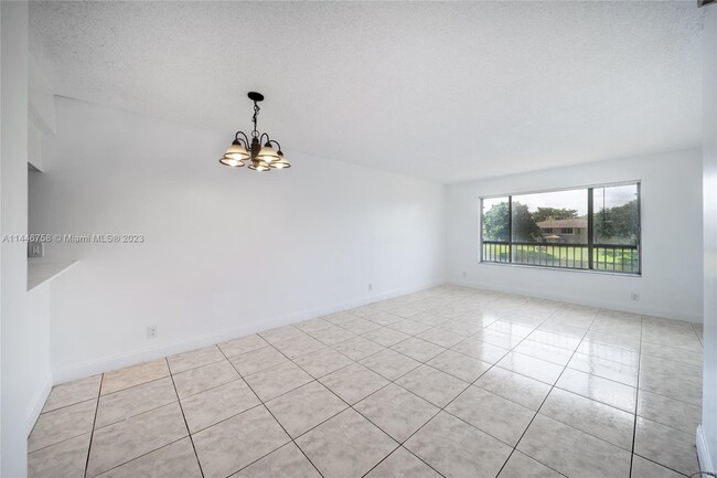 Building Photo - 9962 Twin Lakes Dr