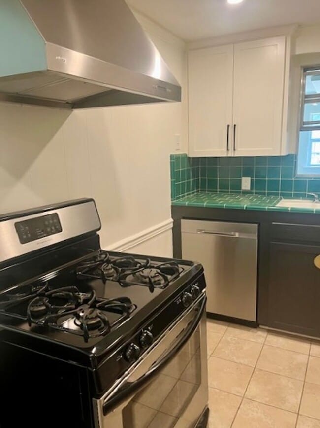 Building Photo - YOUR COUNTRY RETREAT IN THE CITY!