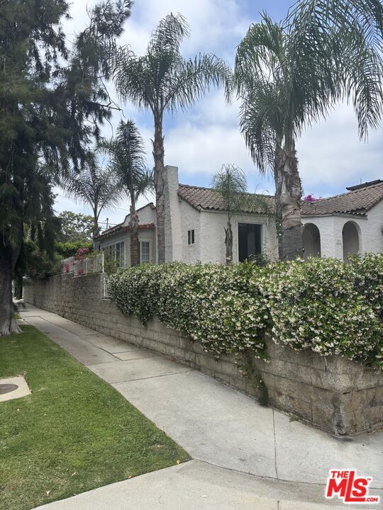 Building Photo - 101 N La Peer Dr