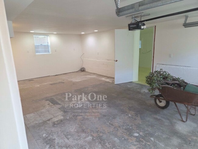 Building Photo - Great 4 Bedroom Home in the Heart of Albany!