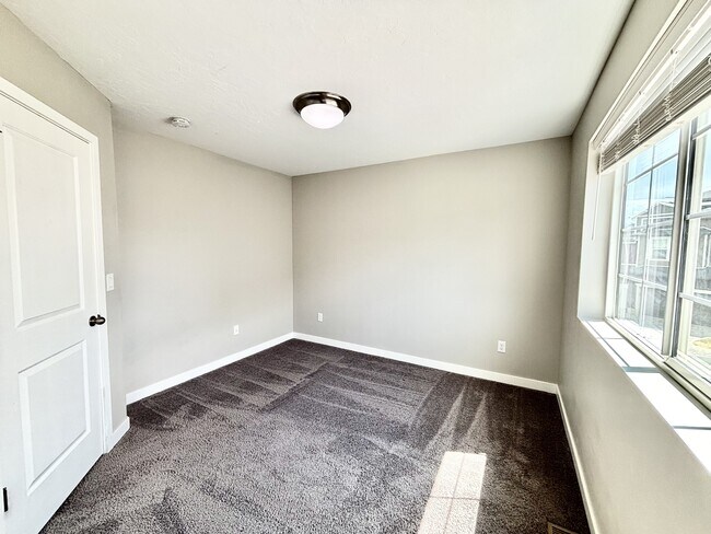 Building Photo - 153 E Brushy Canyon St