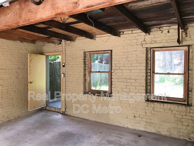 Building Photo - 309 9th St NE