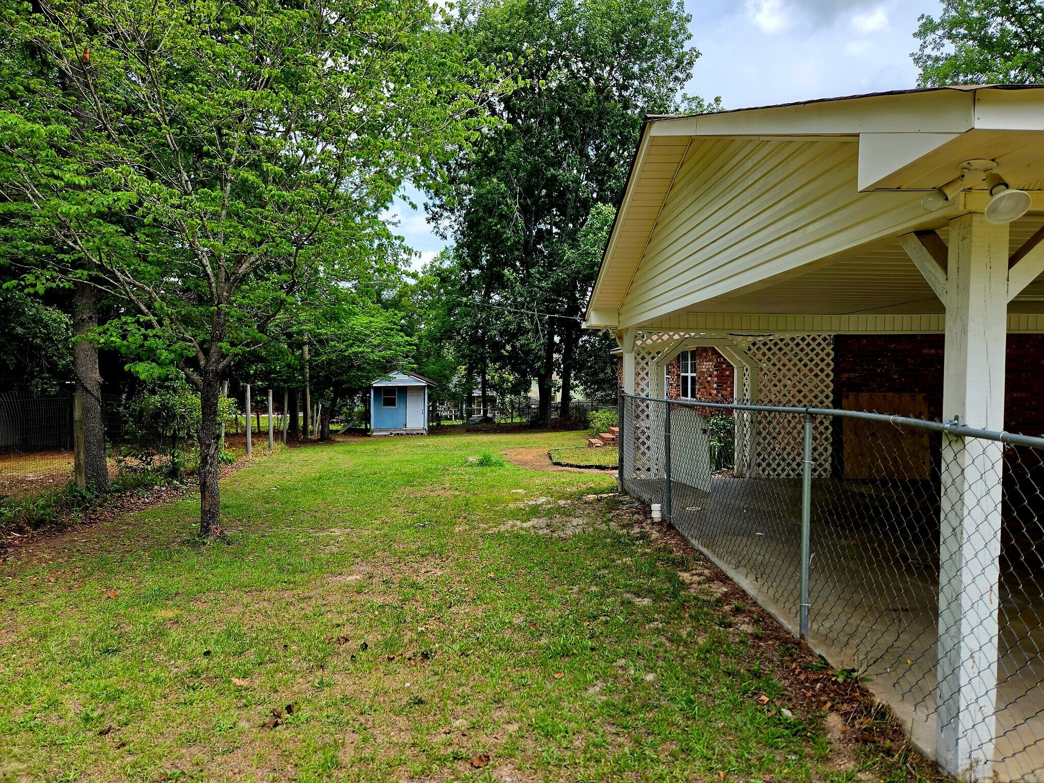 Building Photo - 1227 Pond Dr