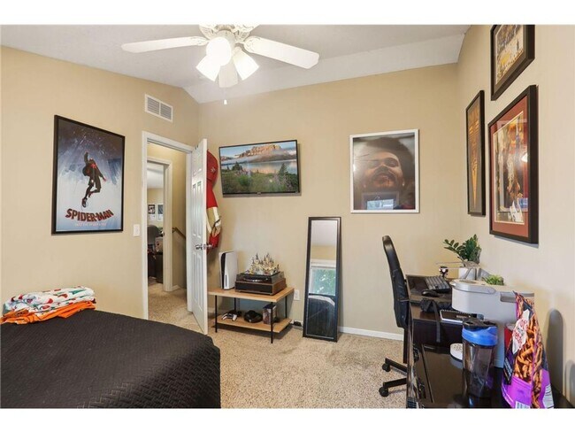 Building Photo - LOCATION LOCATION LOCATION! 5BD / 2BA Available 9/1/26!