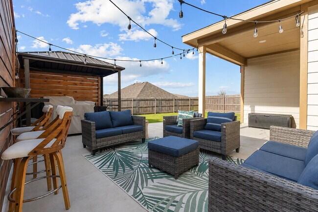 Building Photo - ASK ABOUT FREE APPLICATIONS THROUGH AUGUST!  "Spacious 6-Bedroom Retreat with 3.5 Baths and Over ...