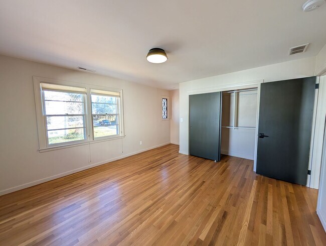 Building Photo - Great West Asheville Location!