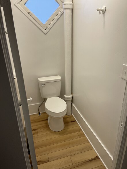 Bathroom/Toilet - 738 Olympia St SW