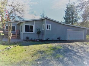 Building Photo - beautifully remodeled 3-bedroom, 2-bathroo...