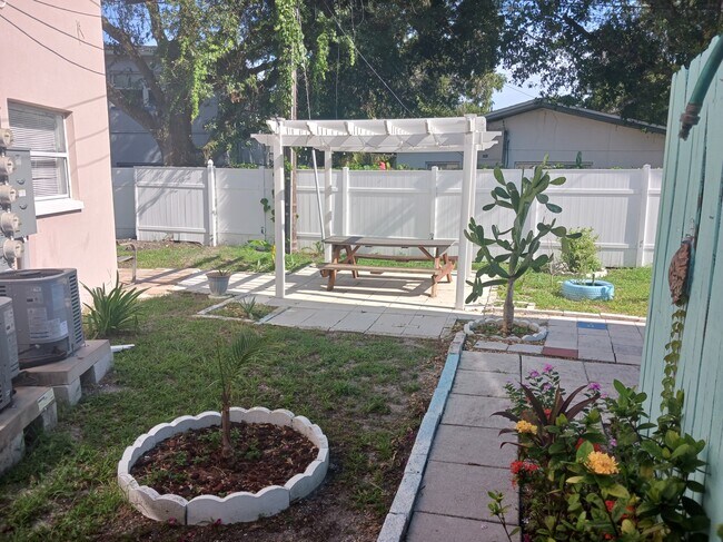 Building Photo - 311 Avanda Ct