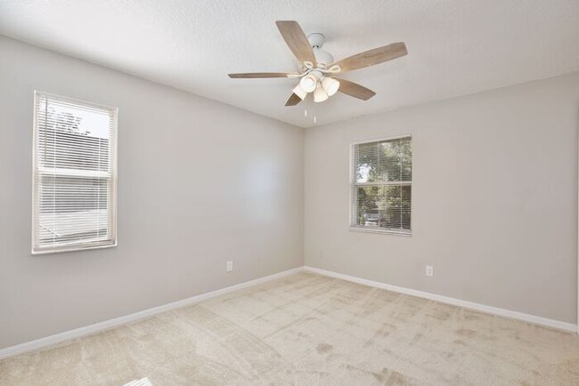 Building Photo - Cozy 2/2.5 Spacious Townhome with 2 Master...