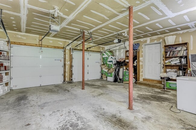 Building Photo - 124 Willow Tree Rd