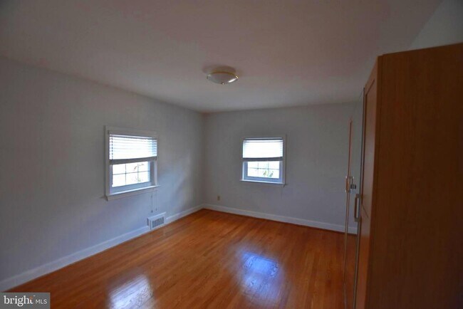 Building Photo - 10118 Cedar Ln