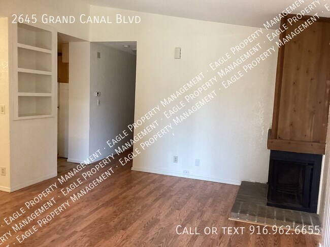Building Photo - Nicely Updated Duplex