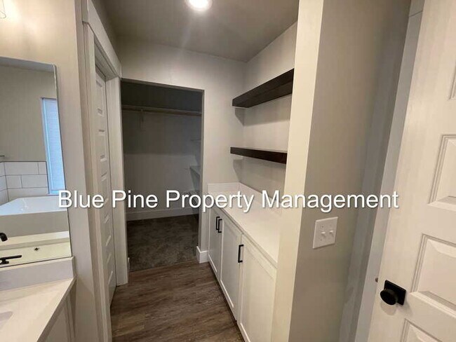 Building Photo - 2925 Sunburst Dr