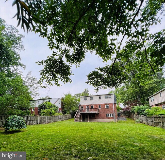 Building Photo - 2220 Primrose Dr