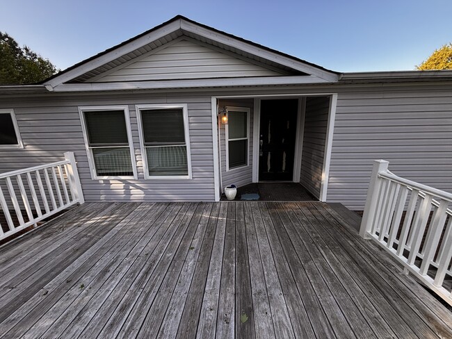Building Photo - 136 Brown Farms Dr