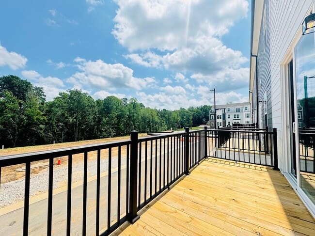 Building Photo - 4 Bedroom Townhome 2 Car garage - Wake Forest