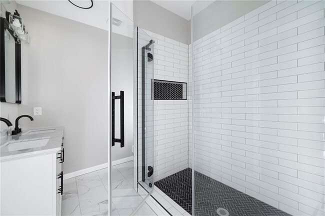 Building Photo - 944 Woodland Ave SE