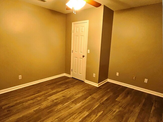 Building Photo - Spacious 4 Bedroom 2.5 bath in Hixson, TN 37343