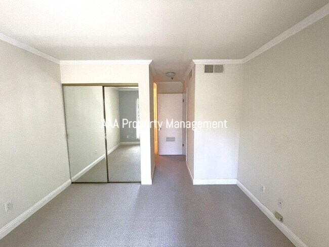 Building Photo - 2530 Oak Rd