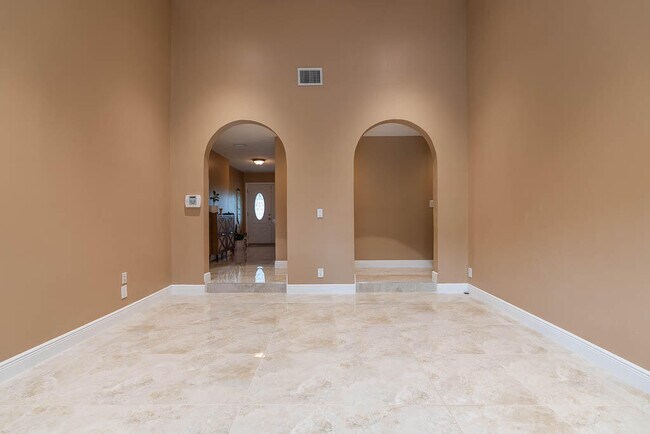 Building Photo - 5290 Pine Tree Dr