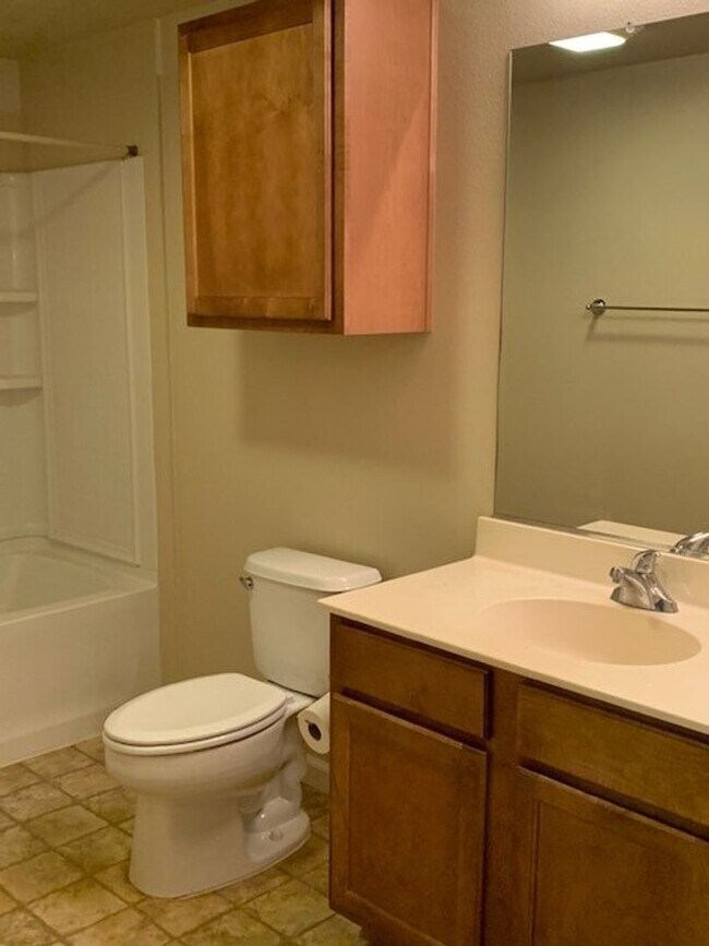 Building Photo - Two Bedroom & Two Bathroom Condo in Syrah at Natomas Park