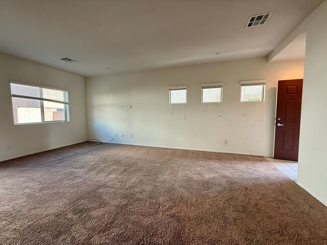 Building Photo - 3 BED 2.5 BATH SINGLE FAMILY W/ LOFT & COM...