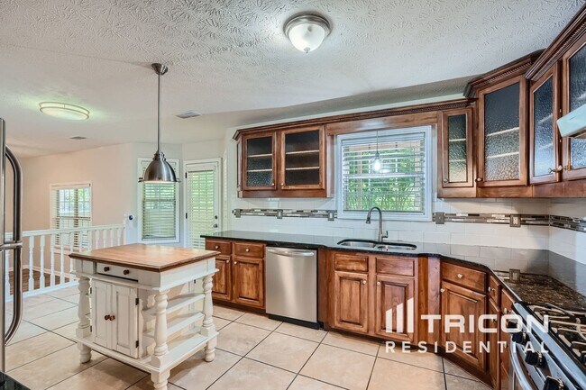 Building Photo - 713 Forestglen Dr
