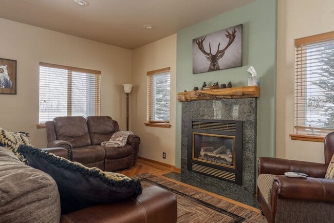 Building Photo - Powder Valley Townhome with Garage