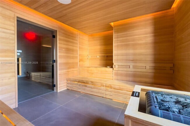 Building Photo - 601 NE 1st Ave