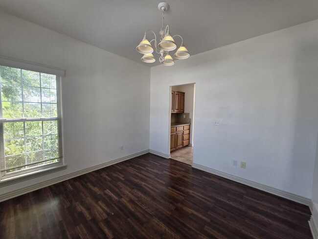Building Photo - 302 Cross Creek Dr