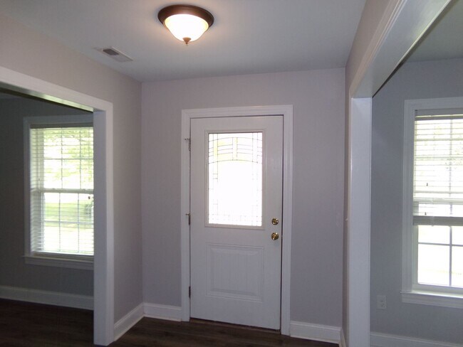 Building Photo - Beautiful Home in Indian Hills