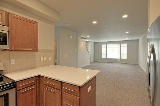 Building Photo - Near Silver Lake - Spacious 4 Bedroom Town...