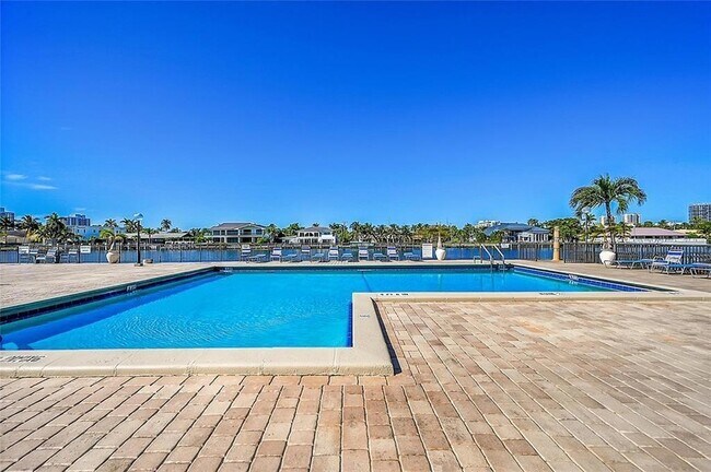 Building Photo - 2049 S Ocean Dr