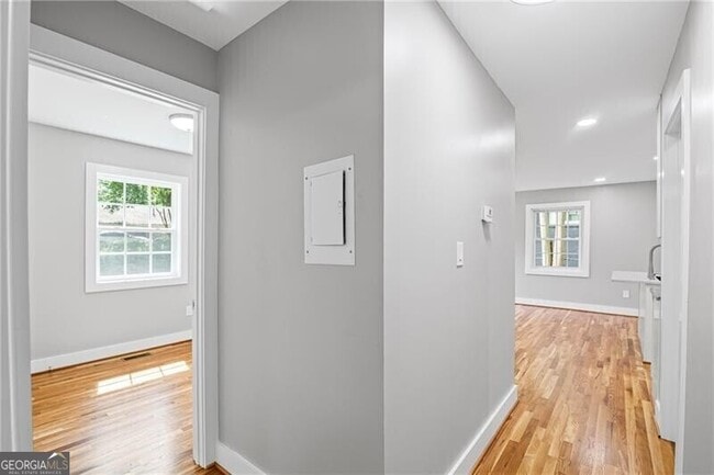 Building Photo - 2889 Macon Dr SW