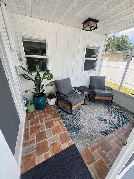 Building Photo - 10192 SW Riverview Cir