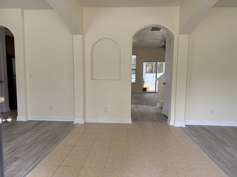 Building Photo - 834 Indianola Ct