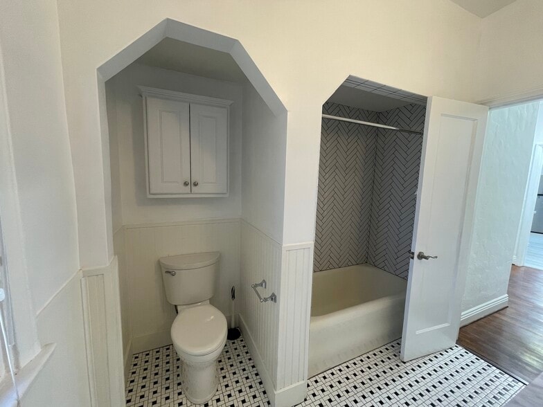 Building Photo - 1602 S Stanley Ave