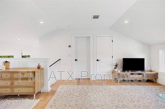 Building Photo - 5007 Lott Ave