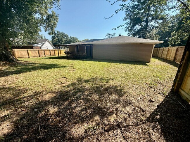 Building Photo - 102 Channel Ln