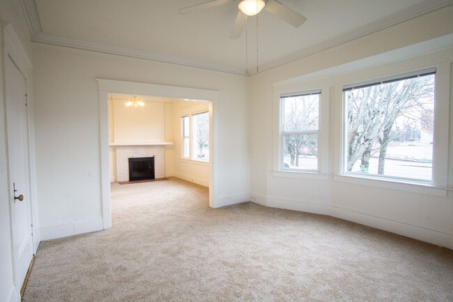 Building Photo - RENT SPECIAL! Gorgeous 2-Bedroom Corner Fl...