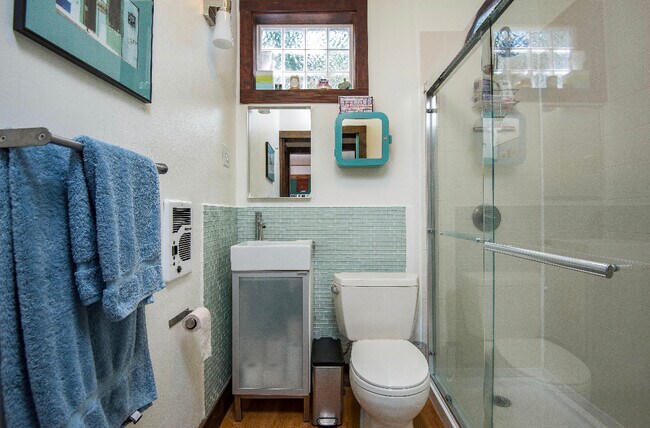 Building Photo - 4537 SE Mitchell St