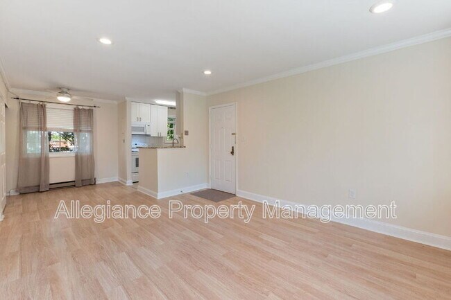Building Photo - 1732 W Abingdon Dr