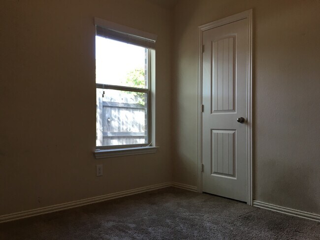 Building Photo - Great Open Floor Plan in Buda