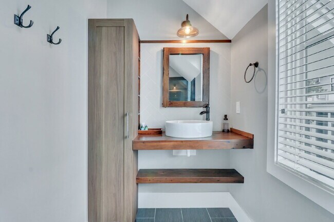 Building Photo - Spacious & Furnished Garage Apartment in Palmetto Bluff!