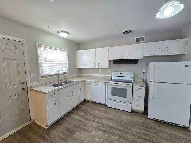 Building Photo - Updated 3 bedroom home located off Bardstown Rd!