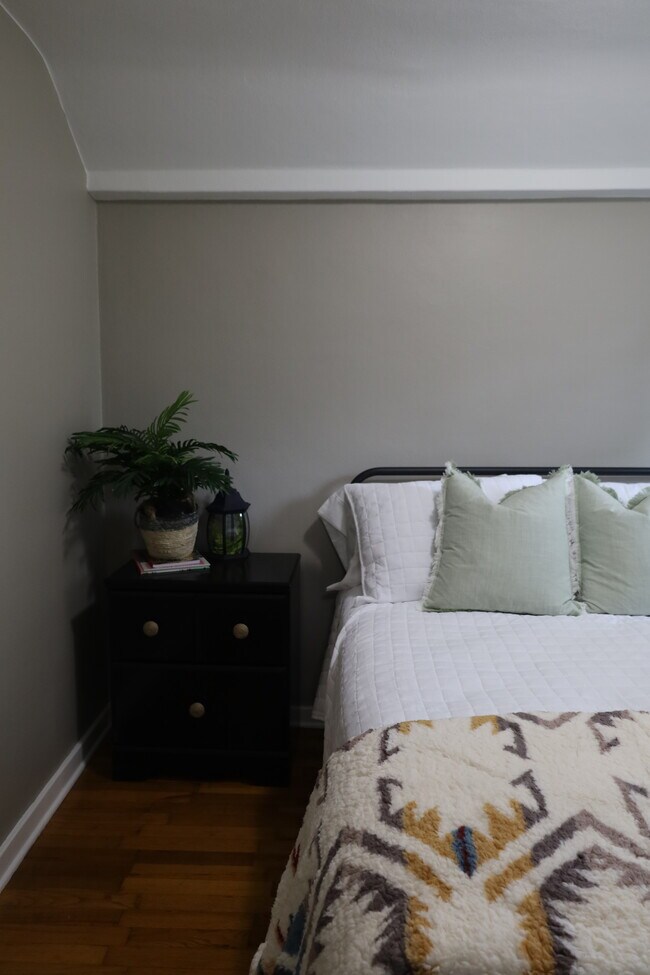 Bedroom 2 - 665 S Park Ave