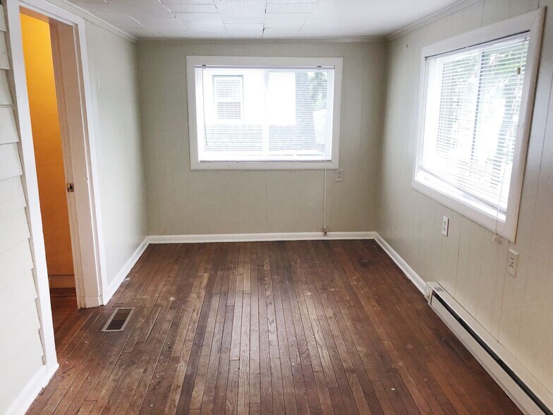 Building Photo - 323 S Eagleson Ave